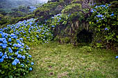 Azzorre, Isola Sao Jorge - Escursione alla Faja dos Cubres, rifugio scavato nella roccia.